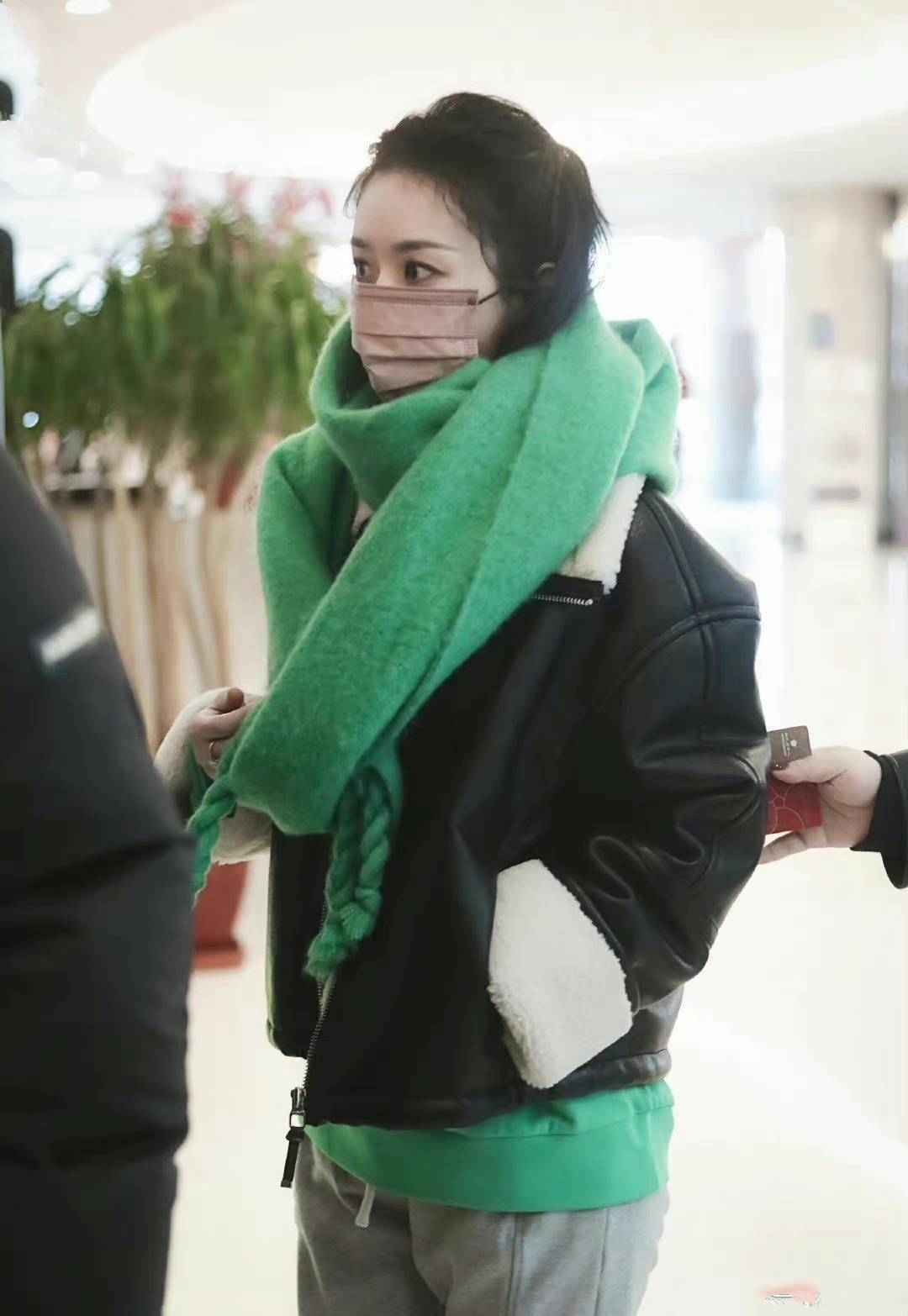 赵丽颖近期的私服穿搭,基本适合所有成年女性原则,绿色卫衣搭配黑色