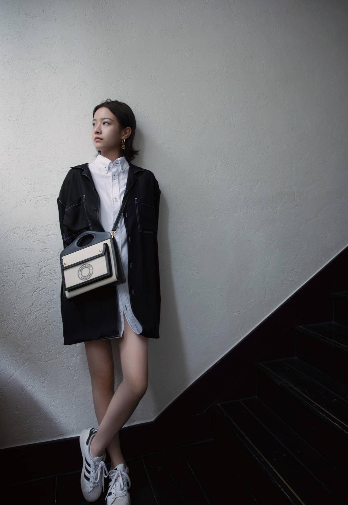 00后李庚希太会穿搭,黑西装配紧身裤简约风十足,小