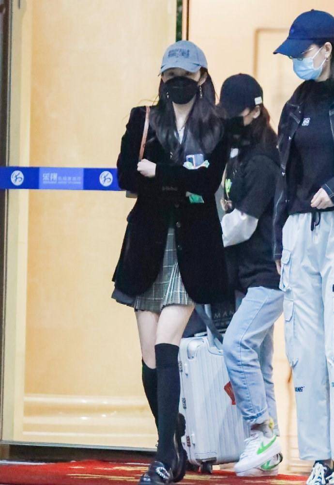 "辣妈"杨幂真大胆,机场穿jk裙配长筒袜硬扮学院女生,却不违和_造型