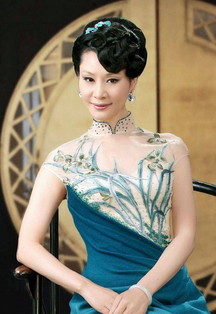 于文华出镜容颜精致满面红光,二婚被老公宠成公主,网友:嫁得好_李凡