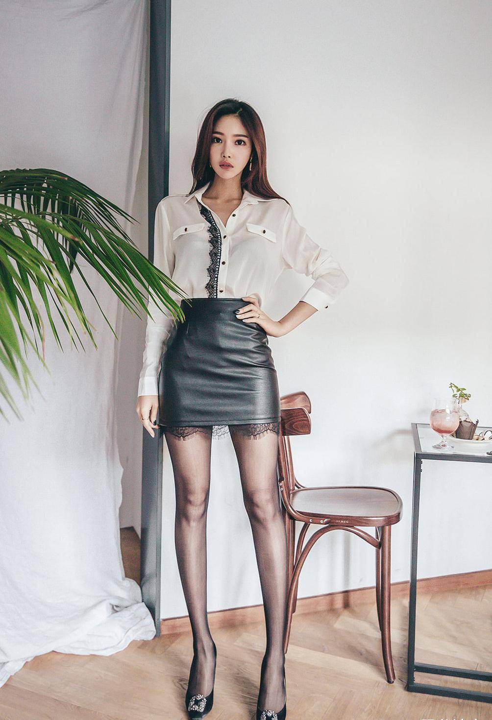 穿短裙的大长腿美女,搭配一双时尚袜,可以增添不少女人味_丝袜_光芒