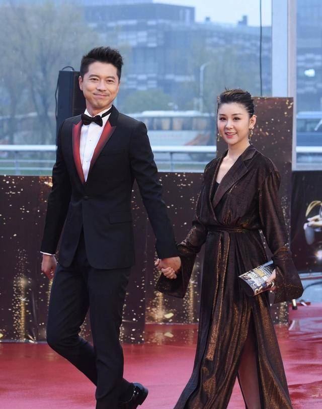 李小萌太会穿了,咖啡色连衣裙下藏恨天高,小个子穿出175气场_的设计
