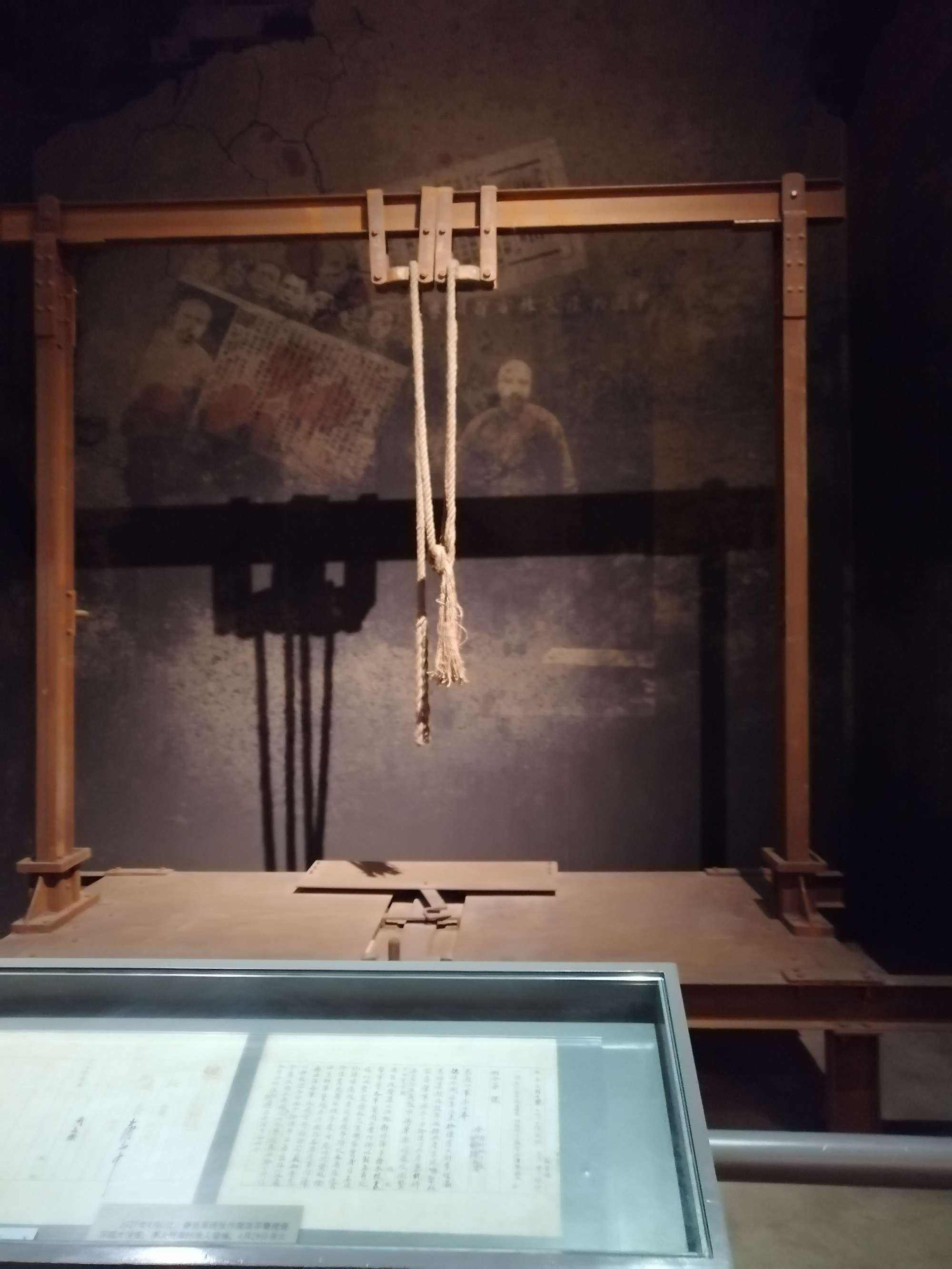 这是一件怎样的文物被定为1号文物,这是一个巨大的绞刑架,在1927年4月