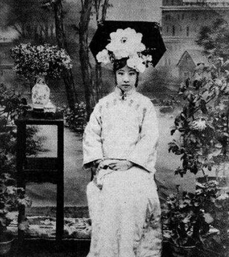 小时候的她过得无忧无虑,父亲载沣老来得女,视她为掌上明珠,很是宠爱