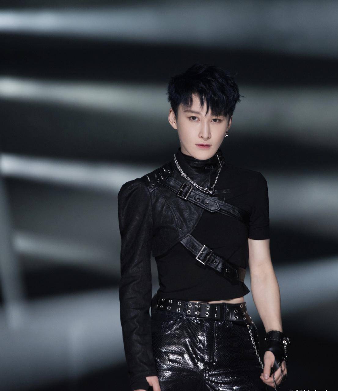 蒋璐霞终于穿裙子了,实现当初立下的承诺,牛仔外裙摆设计亮了_中性