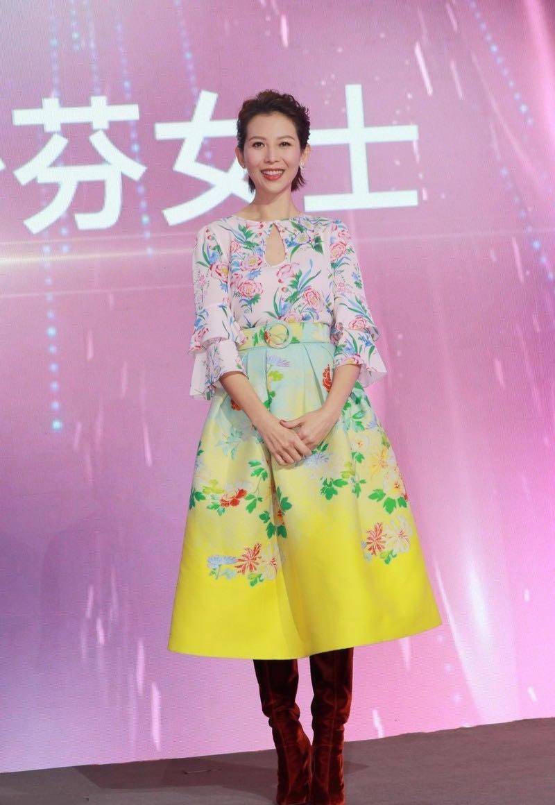 46岁蔡少芬太会穿了,印花雪纺衣配印花半身裙,过膝长靴时髦爆_时尚