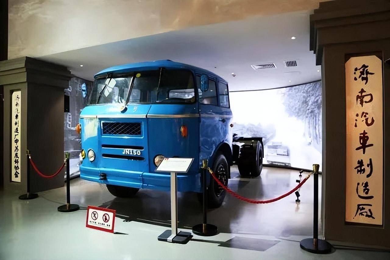 黄河jn150是由济南汽车制造厂(中国重汽前身)研发生产,它的原型是捷克