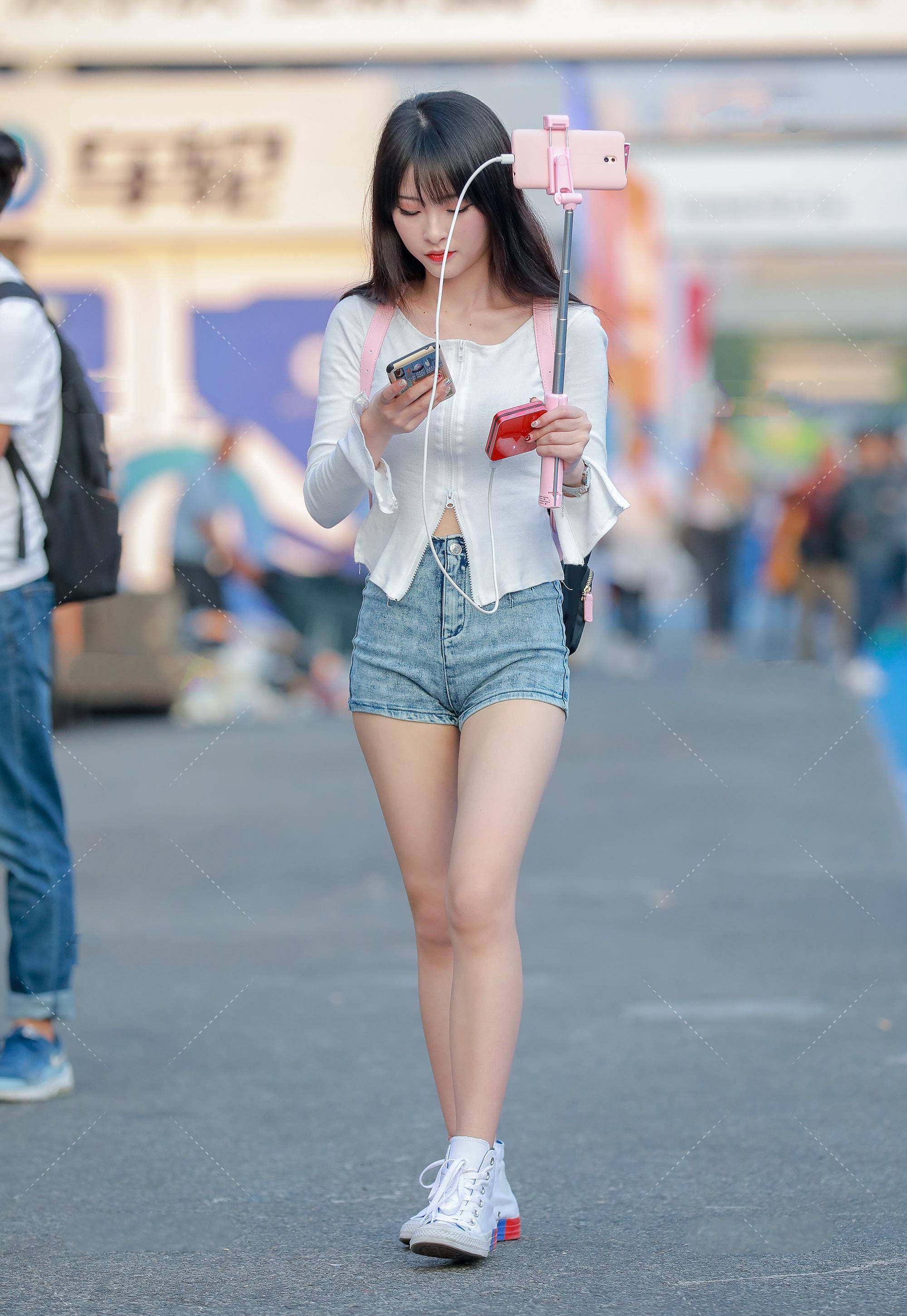 清爽的粉蓝撞色穿搭,时尚时尚,尽显小女生的清纯可爱_拉链_款式_阶段