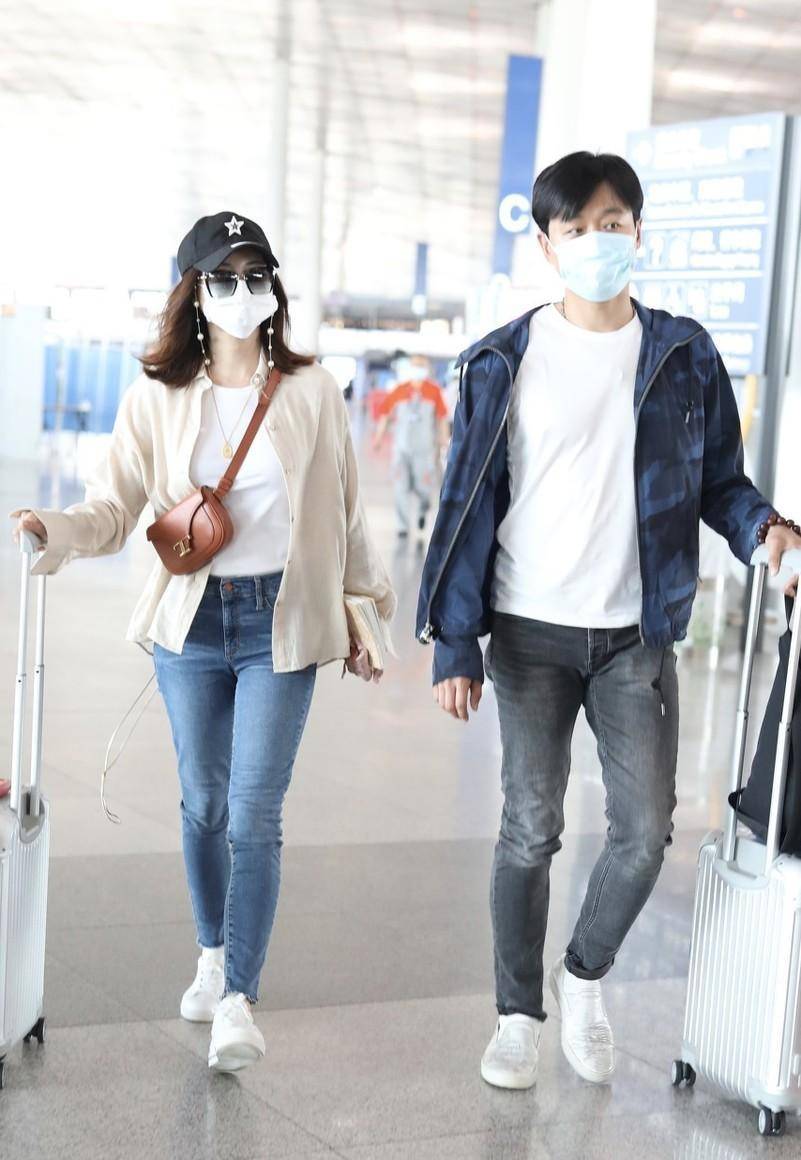 关悦佟大为亮相活动,穿黑色长裙"中路大开",玲珑身段太撩人_造型_礼服