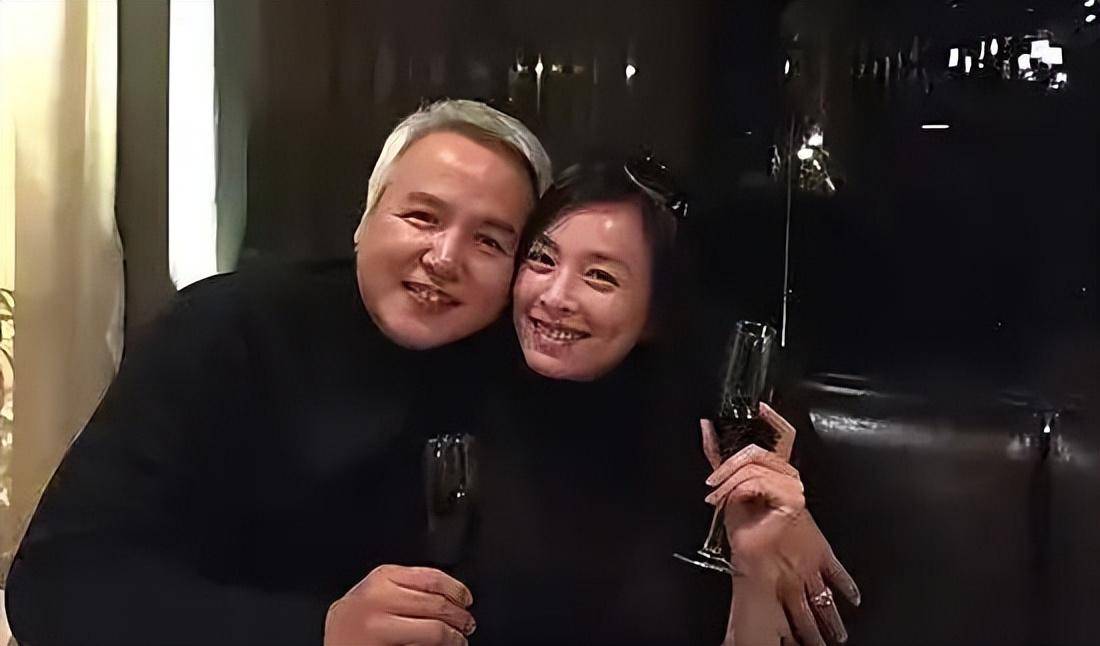 林瑞阳出国演讲遭到华人抵制,四处赚钱不管儿子,网友:犬父虎子_林禹