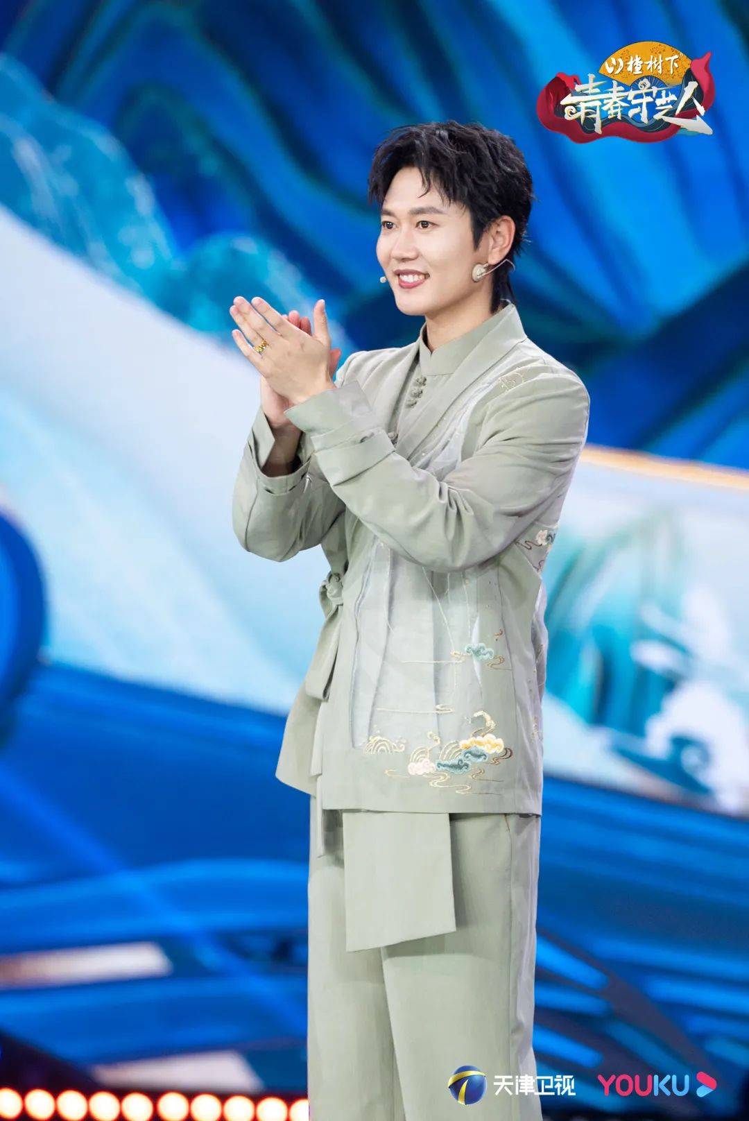 身为90后的李星星不仅能用琵琶弹奏流行音乐,燃炸的摇滚琵琶更是他的
