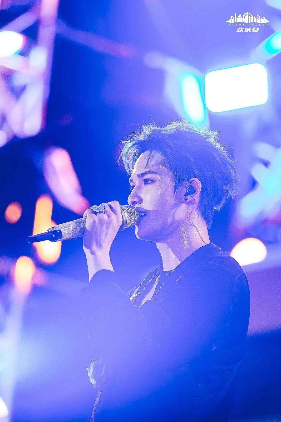 朱正廷惊喜空降!欢乐谷热情粉海引爆夏日狂欢