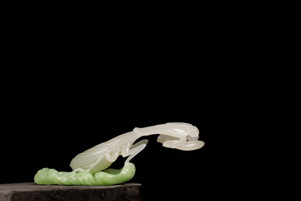 作品《沧海桑田》整体造型为牛骨骷髅,黄沁籽料琢牛角,细工到位,镶嵌