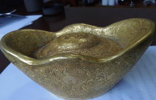 那就是有一个神偷听闻和珅家的金库防守很严,就像挑战一下,因此就前去