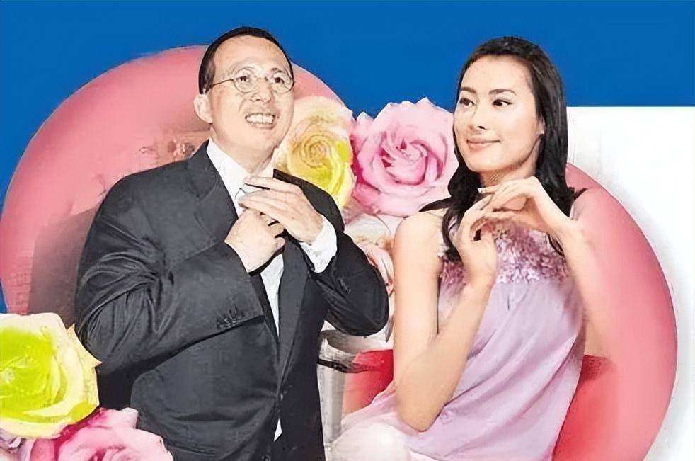 梁洛施素颜娇俏似少女,大儿子身高猛长,久居李泽楷豪宅生活优渥_小猫