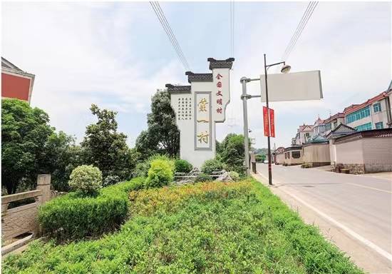 村内有21座山塘水库,有姚启圣纪念墓,孝顺行牌,诸家老台门……悠悠