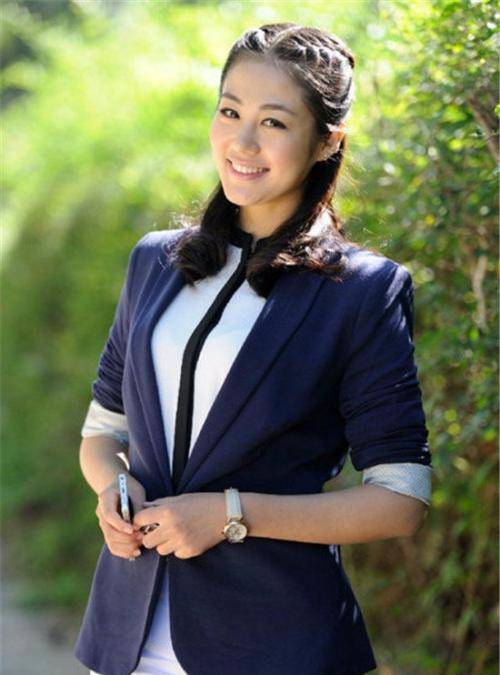 片场强行牵手王小蒙,两人互动亲密不止一次_唐鉴军_谢光_视频