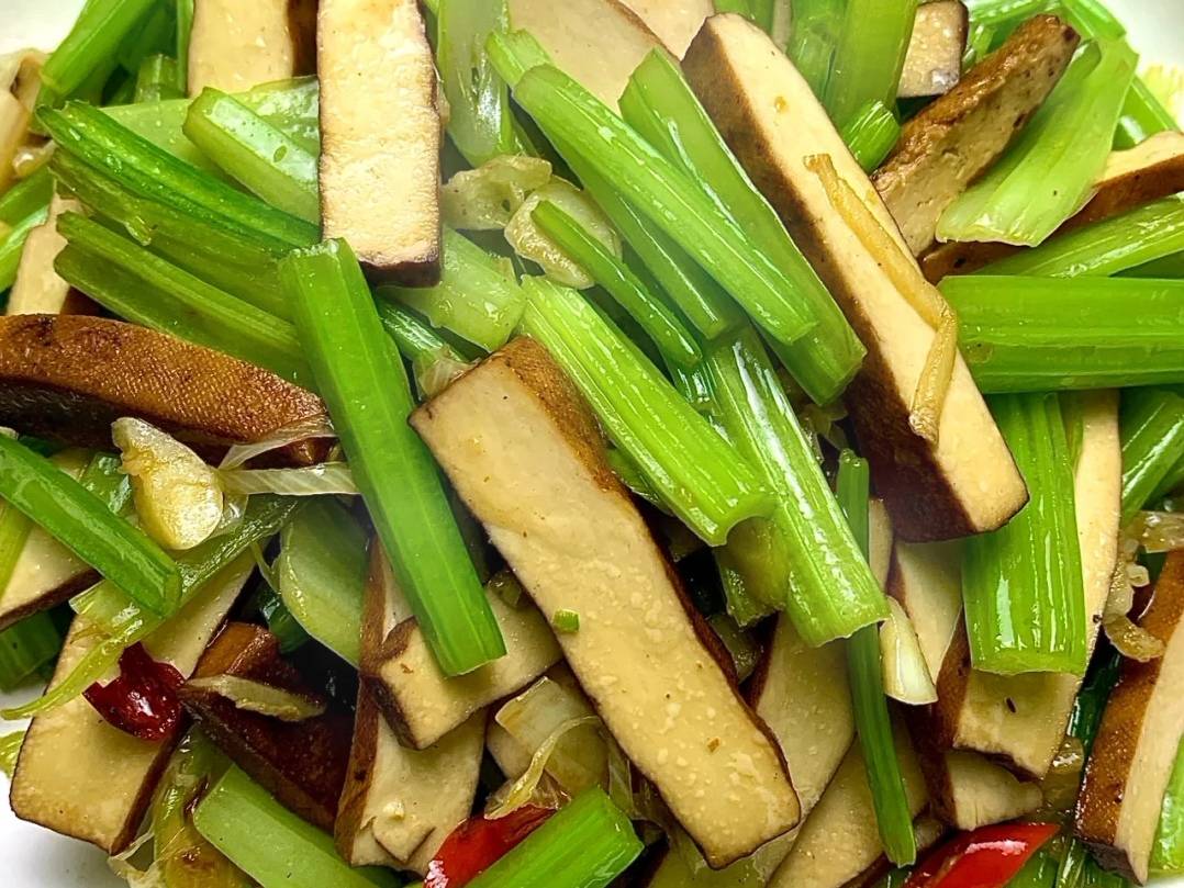 七、芹菜炒香干