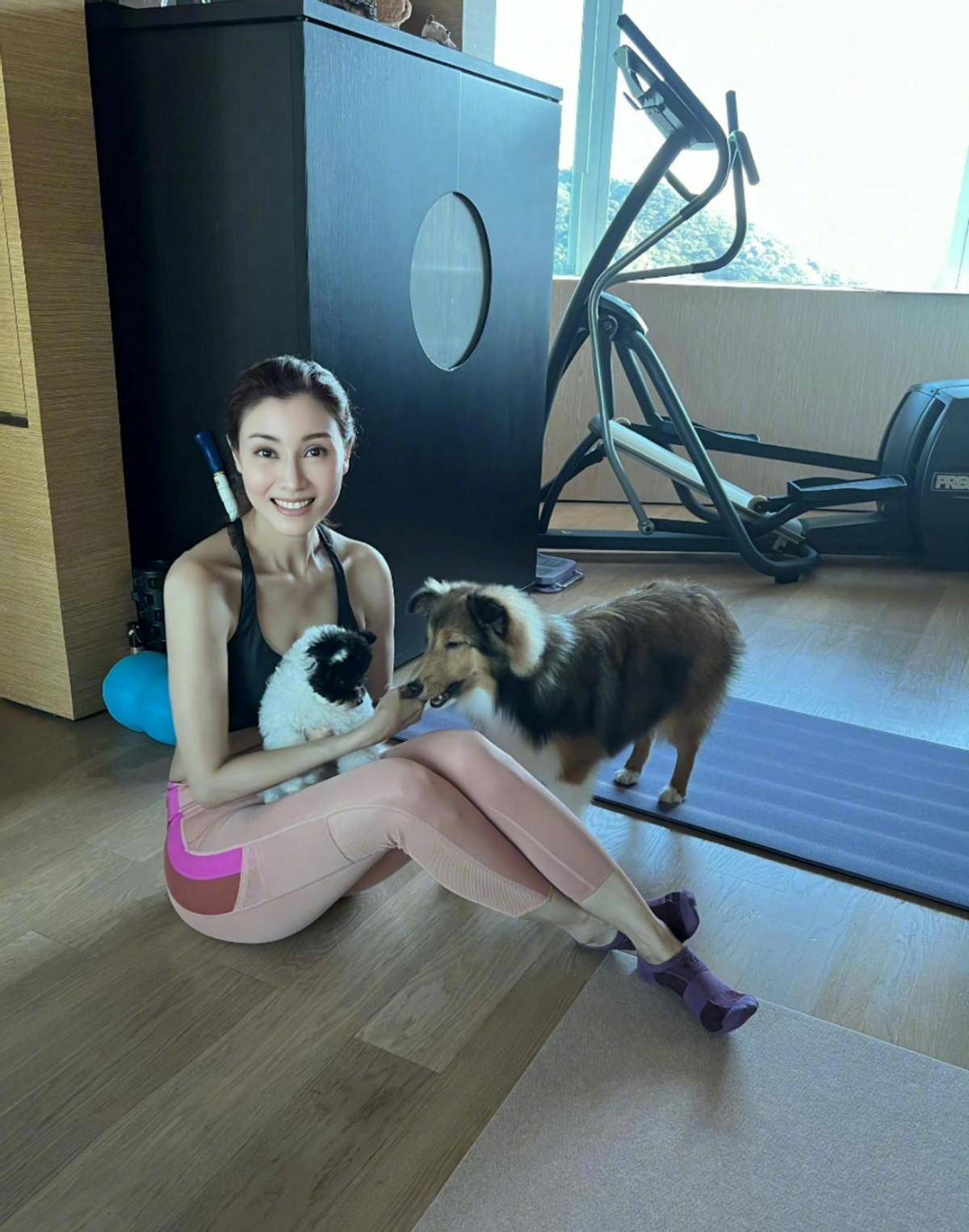 李嘉欣又狠狠靓了一回!在天台穿泳衣开到肚脐,哪像52岁的女人.