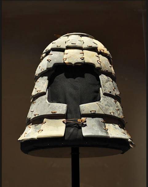 秦皇陵旁挖出"军备库",出土神秘石片,打破"秦代无盔"的认知_头盔