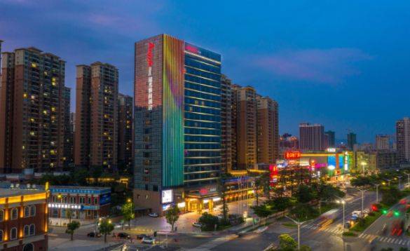 旗下成员酒店)位于清远市清新区g107国道与太和路交汇处中恒广场内,一