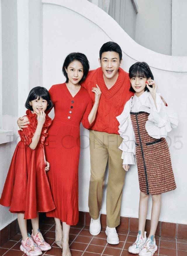 陆毅一家拍写真,夫妻气质相投十分抢眼,13岁贝儿大长腿瞩目_鲍蕾_穿着