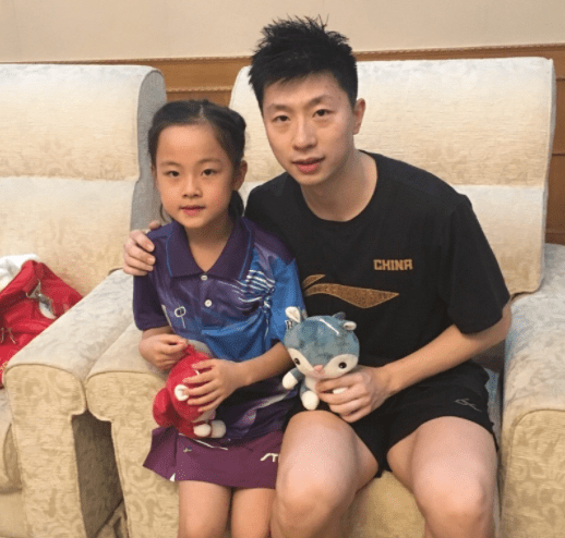 刘国梁晒10岁双胞胎女儿,8岁获世界冠军,不料妻子身价也好几亿_王瑾