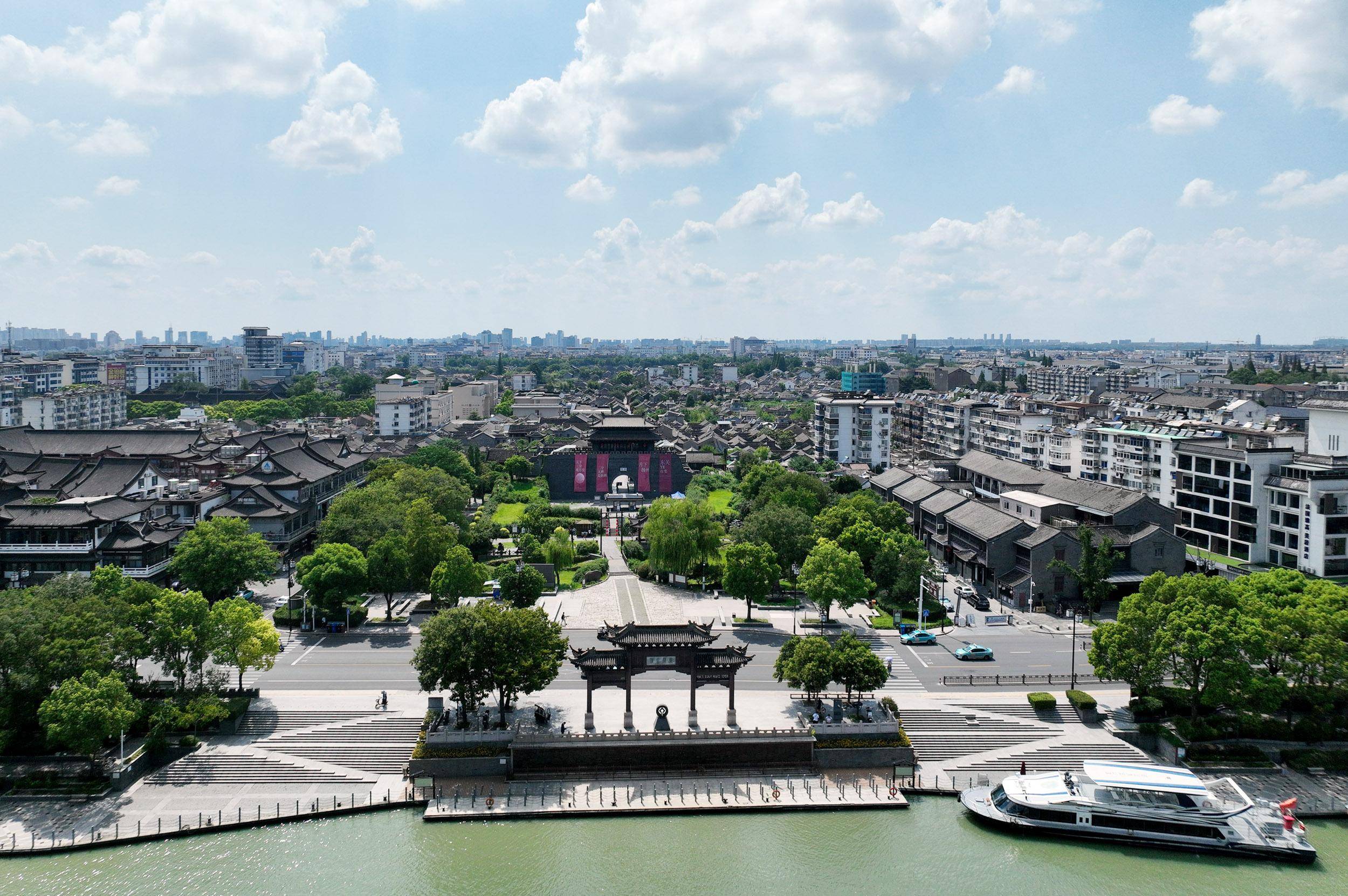 盛夏时节,在蓝天白云掩映下,扬州古运河水面光影闪烁如在画中游_东关