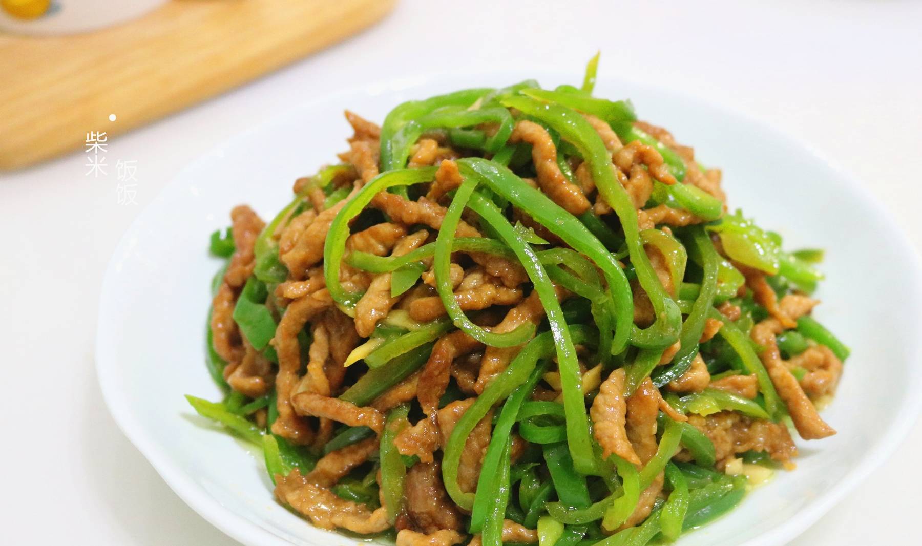 青椒脆爽,肉丝软嫩,这道家常菜,开胃好吃,越吃越喜欢_大火_口感_鸡蛋