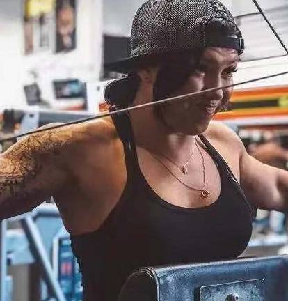 26岁瘦弱女孩健身3年增肌40斤,魁梧身材,男人都自叹不如_伊娃_动作