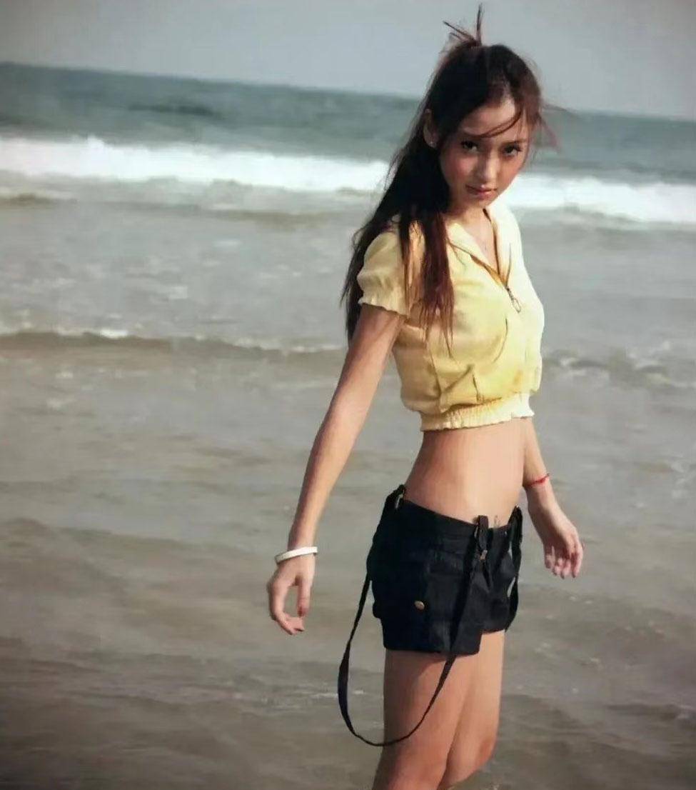 杨颖海边度假照曝光,穿露脐装站在沙滩上拍照,活力四射动感十足_好