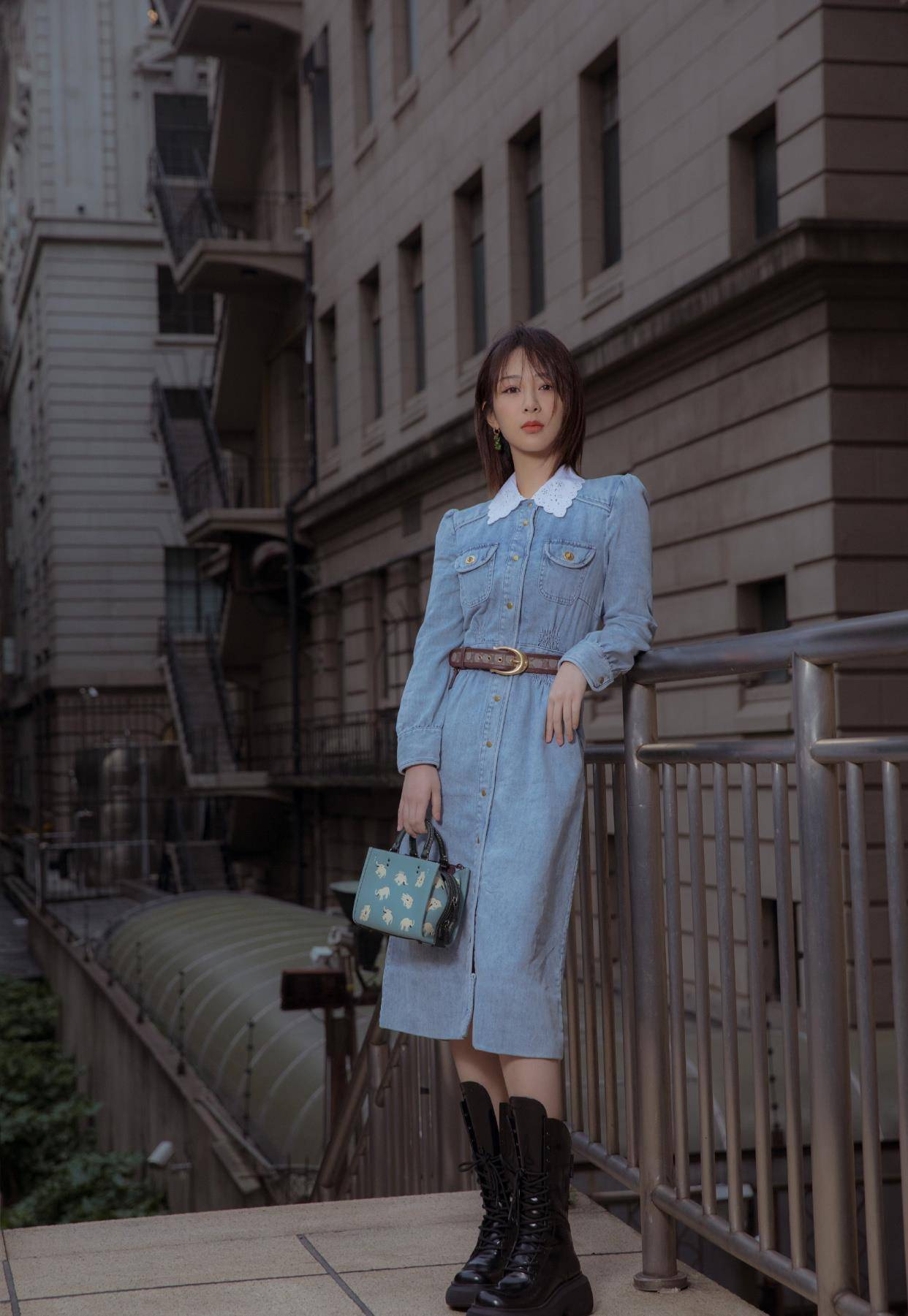 杨紫亮相活动,一身复古牛仔长裙搭配黑色马丁靴,摩登又时髦_白色_一面