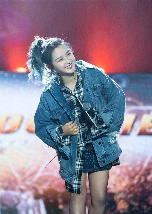 何洁这回又穿对了,黑色西装配短裤亮相,蓝色丸子头时髦又吸睛_身材