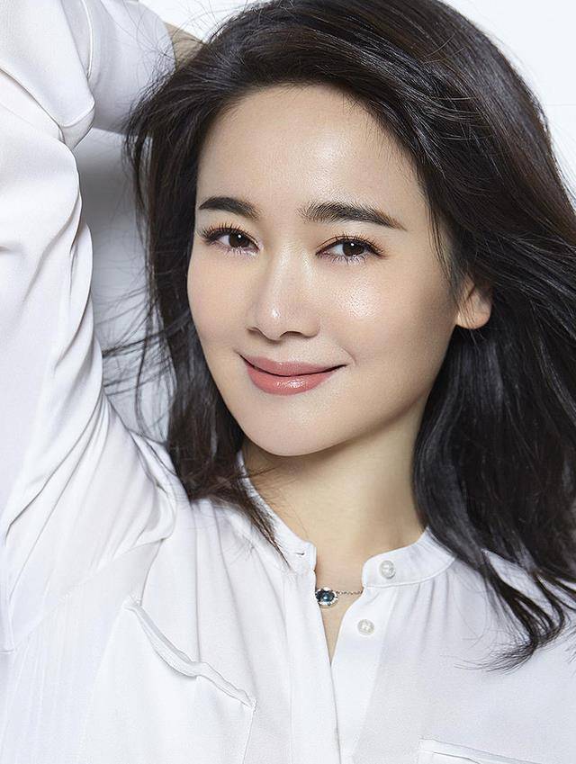 左小青身着开衩长裙跳舞,引发争议,被指满脸胭脂,我出面回应_网友