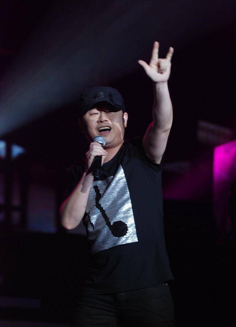 刀郎的帽子好像租来的,同款图案衬衫买两件,穿搭真够朴素_牛仔裤_服装