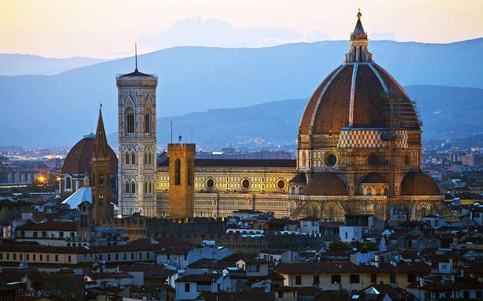 佛罗伦萨(firenze)佛罗伦萨在意大利语中意为"鲜花之城",它位于阿诺河