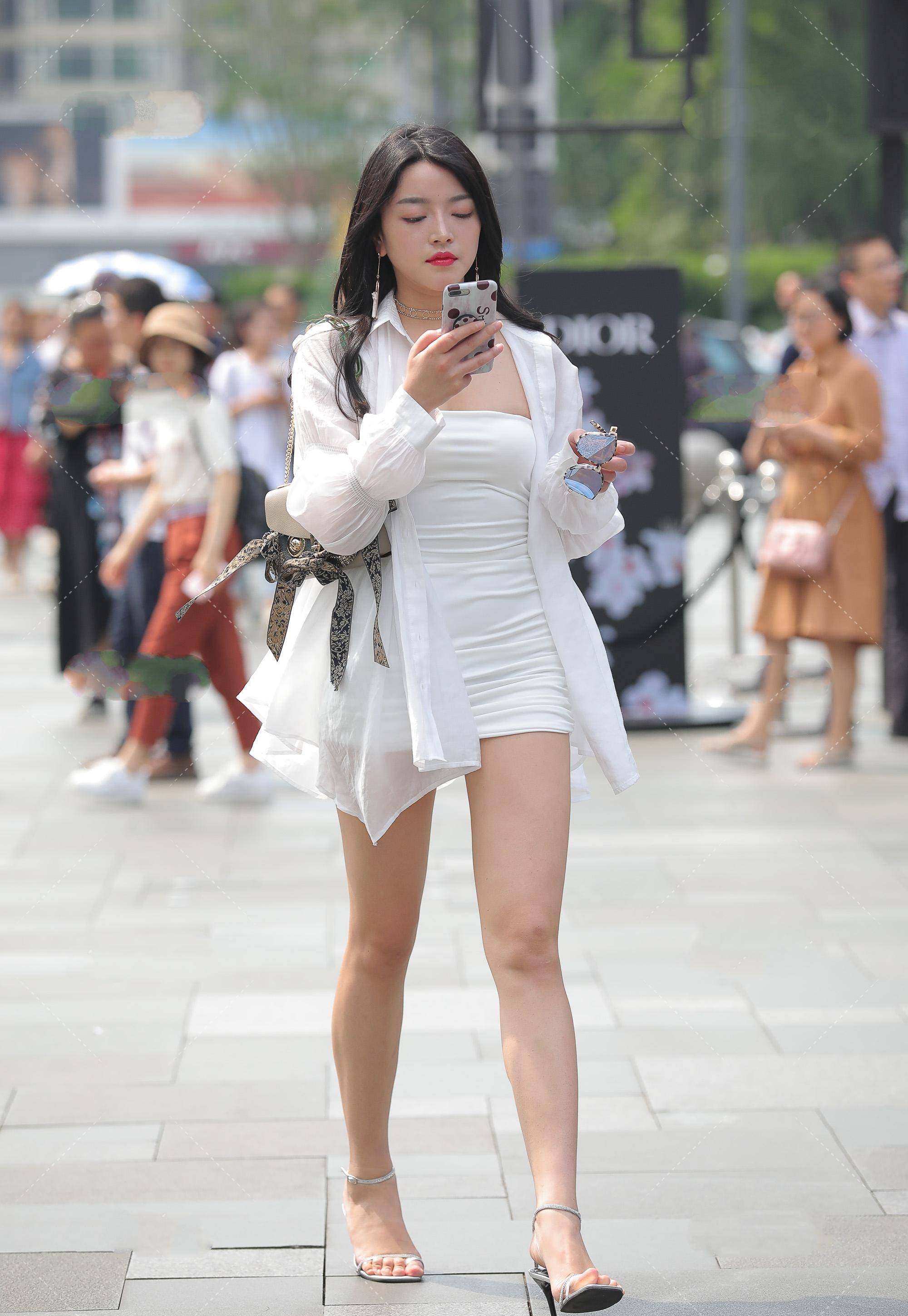 白色内搭配雪纺衫,穿出时尚迷人的风格,时尚御姐风范_身材_气质_衣服