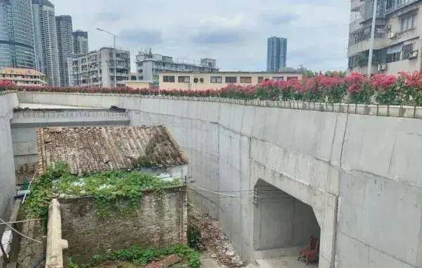 2020年，广州一大桥从钉子户房前分叉绕行，竟成网红打卡地
