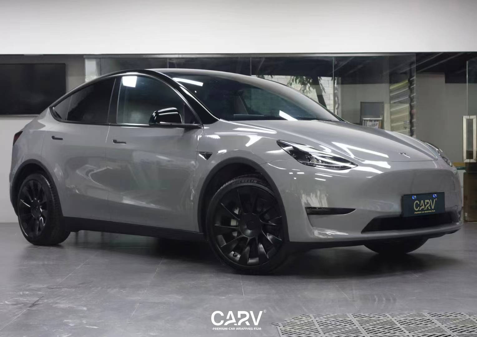 特斯拉modely卡孚改色膜白金纳多灰,气质同时具备年强的活力_搜狐汽车
