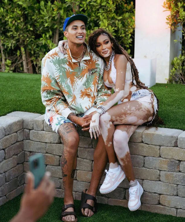 库兹马与女友搞怪自拍!