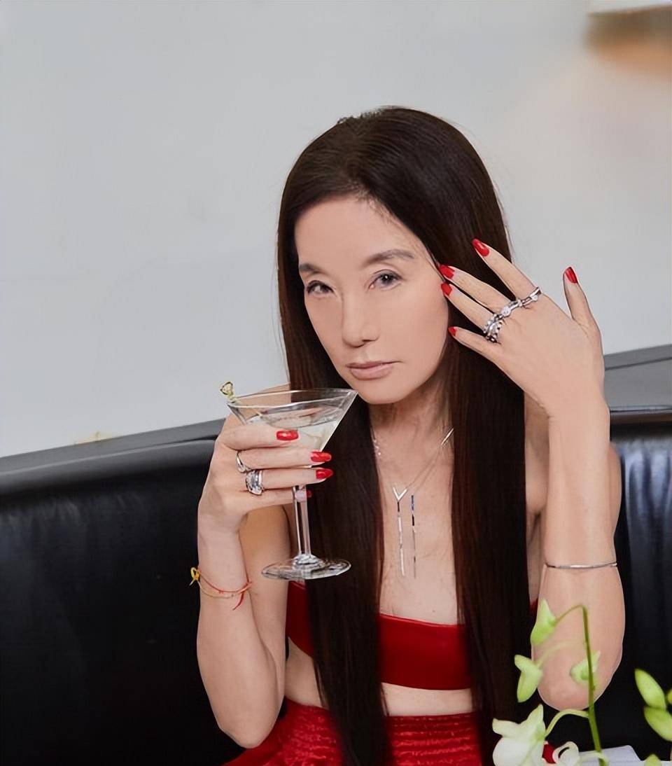 秀腿秀时尚王薇薇一点都不含糊,有着纸片人身材的王