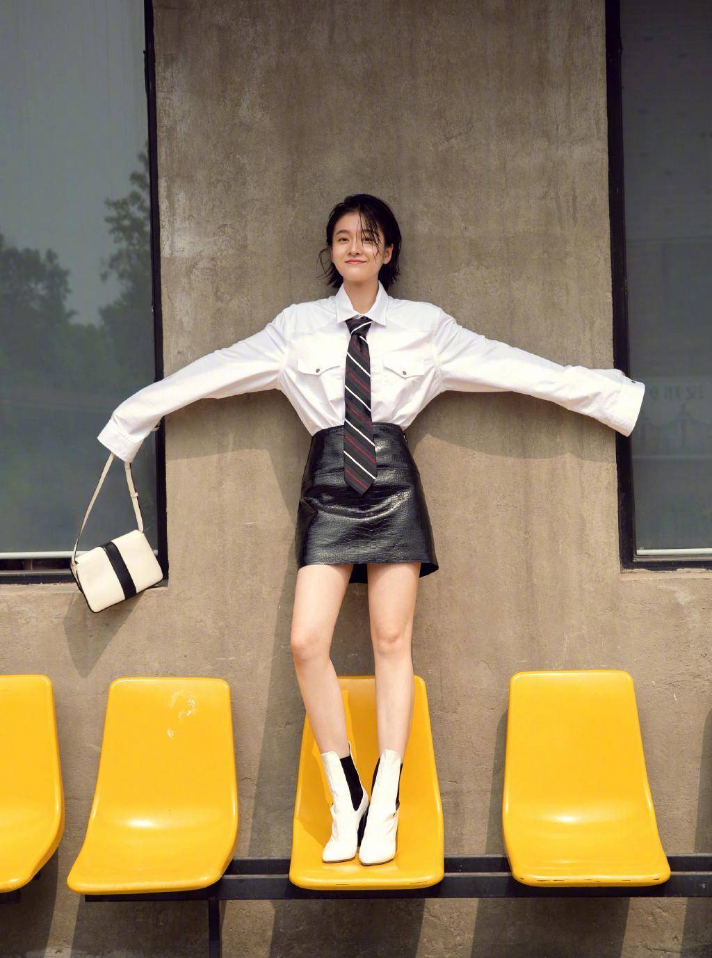 快向张雪迎看齐,穿笑脸t恤配4分牛仔裤,清新得像个初中生_风格_造型