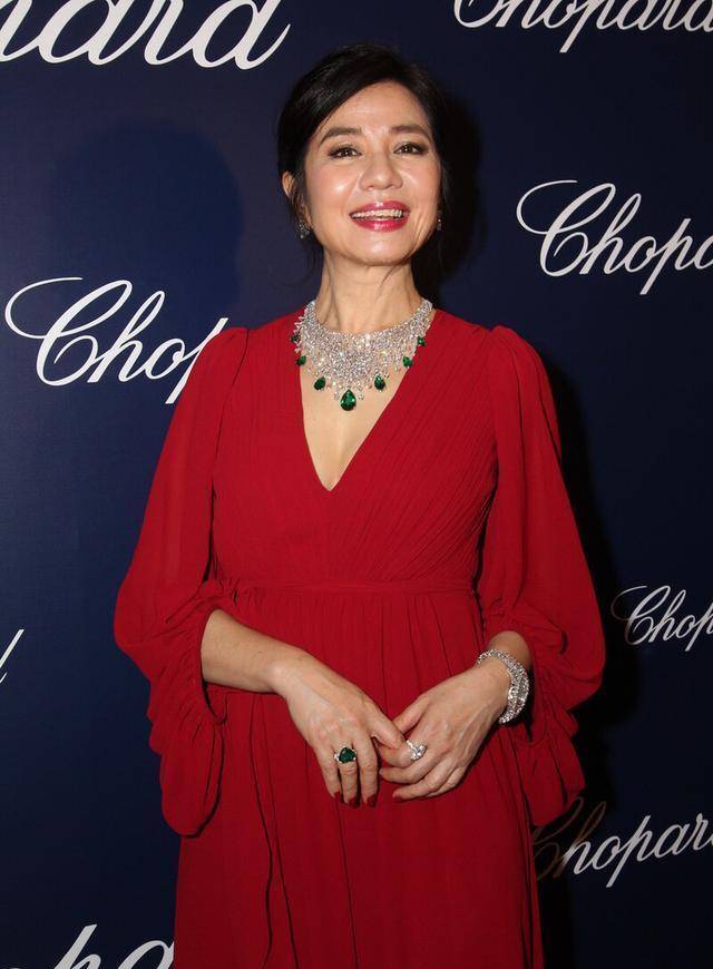 钟楚红不愧是红姑,61岁穿红色衬衣满面红光,眼角细纹更具岁月美_气质