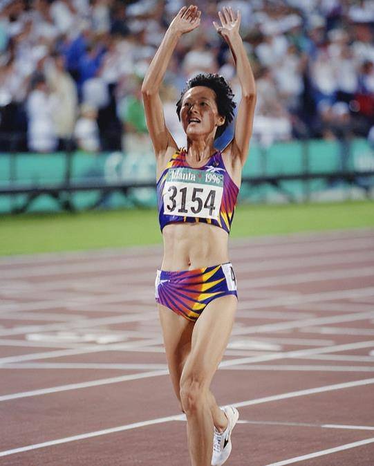 在这届比赛上,王军霞不负众望获得了女子10000米的金牌,震惊了世界田