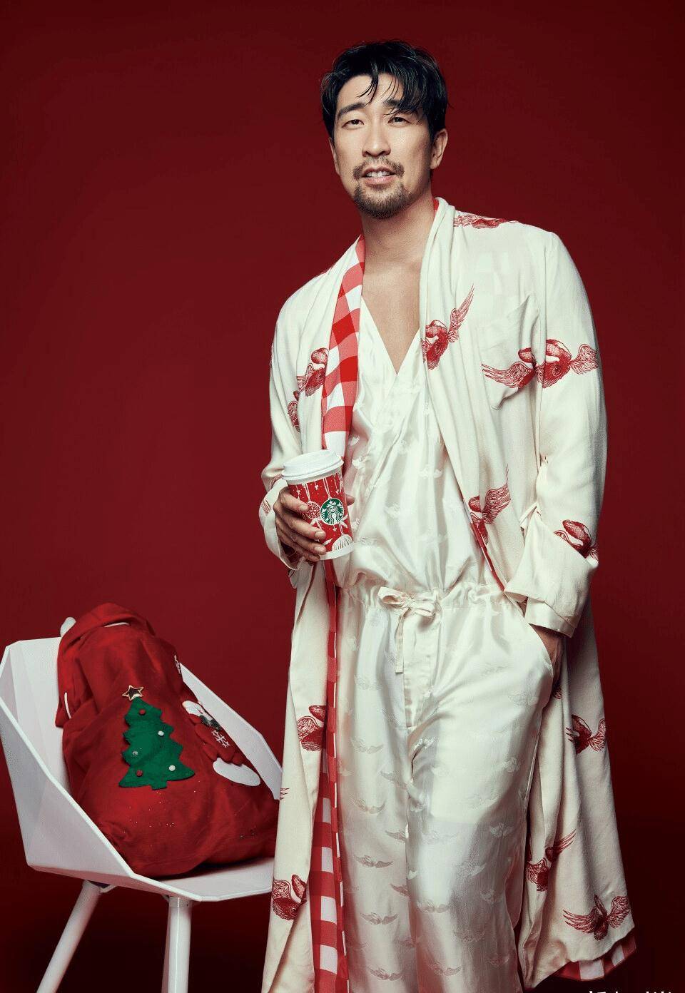 硬汉也有"反差萌",王千源穿休闲大衣拍写真,笑起来迷住少女心_时尚