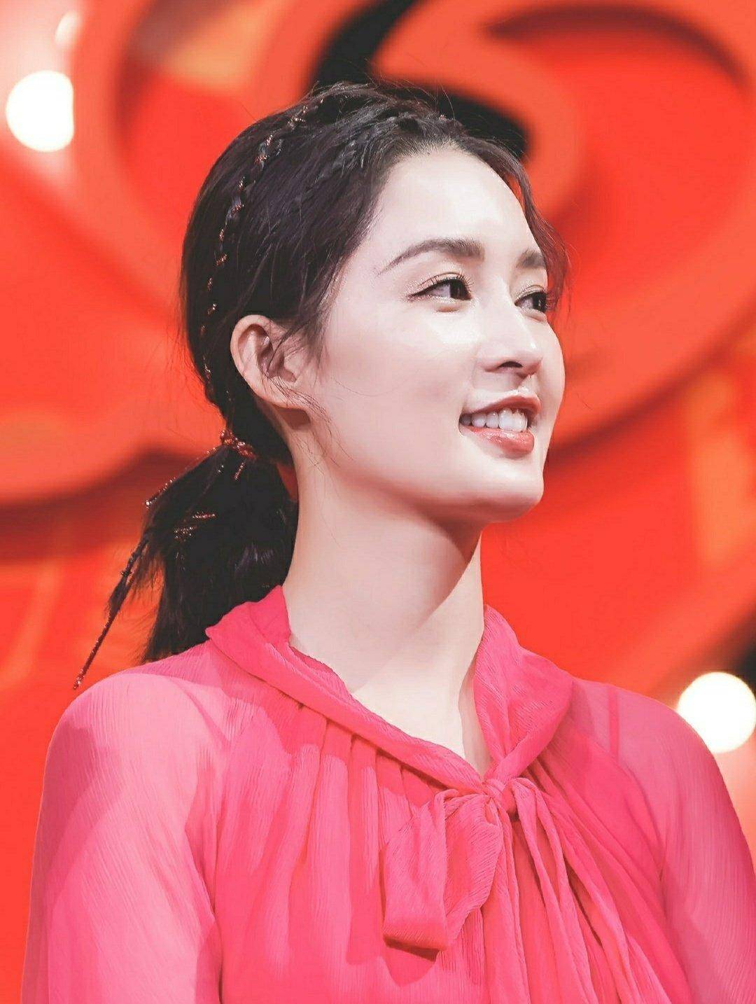 有种初恋脸叫李沁,笑起来世界都变亮了,朱一龙眼神都收不住