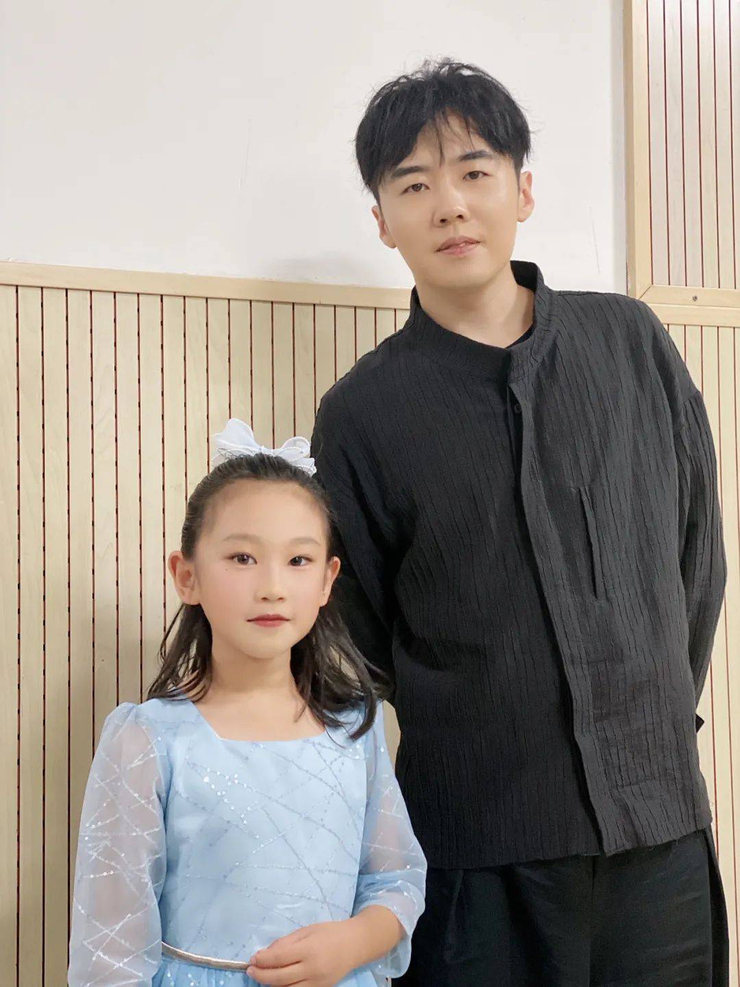 钜星国际小艺人:阎玥子涵与赵晓苏老师合影钜星国际小艺人:俞惜玥与马