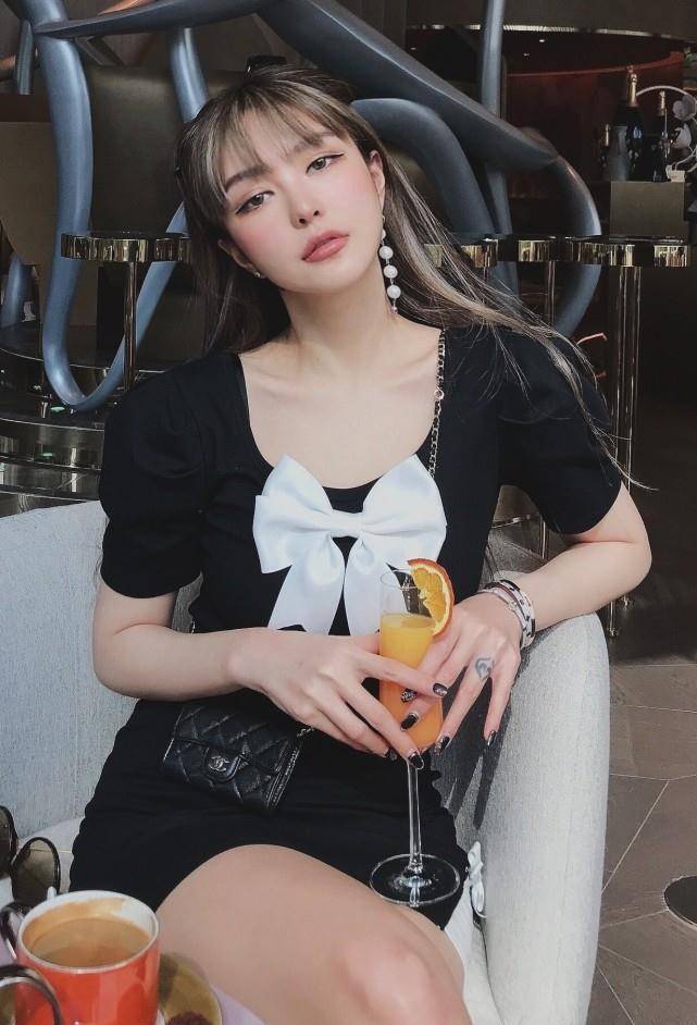 周扬青穿上修身小黑裙,肉肉身材越发藏不住!_裙子_显得_连衣裙