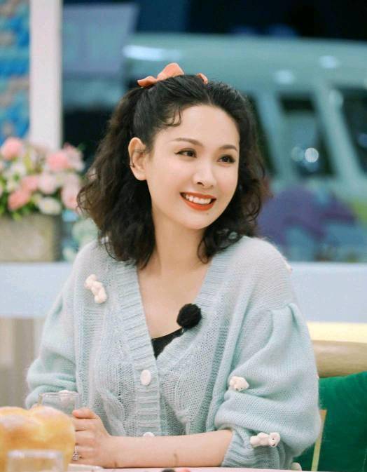 程莉莎被郭晓冬宠成公主,穿针织衫像小姑娘,头上还