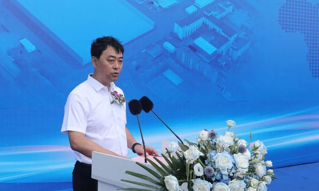 瓦轴集团党委副书记,总经理张兴海主持会议.